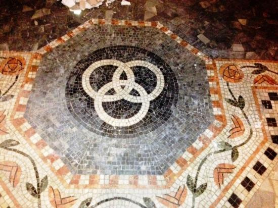 Dettaglio della pavimentazione a mosaico della chiesa